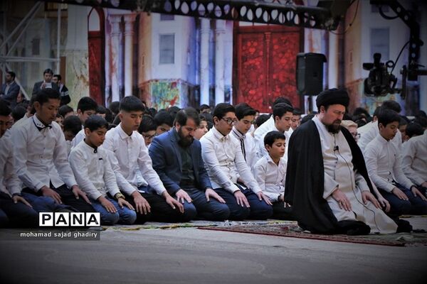 جشن عبادت 2000 نفره دانش‌آموزان پسر منطقه 19 آموزش و پرورش شهر تهران در مرقد امام خمینی (ره)
