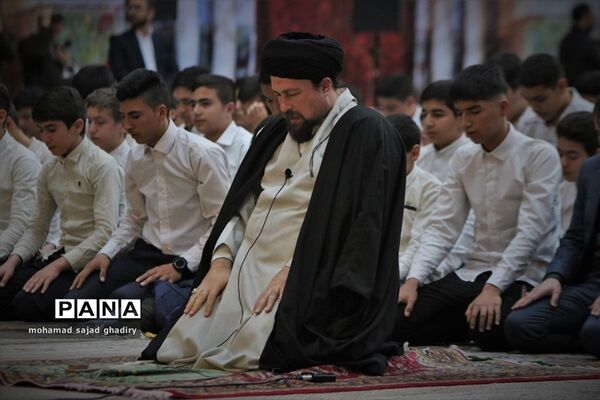 جشن عبادت 2000 نفره دانش‌آموزان پسر منطقه 19 آموزش و پرورش شهر تهران در مرقد امام خمینی (ره)