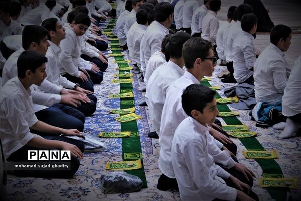 جشن عبادت 2000 نفره دانش‌آموزان پسر منطقه 19 آموزش و پرورش شهر تهران در مرقد امام خمینی (ره)