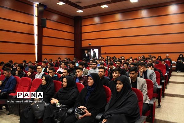 همایش تقدیر از رتبه‌های سه رقمی کنکور97 شهرستان بهارستان