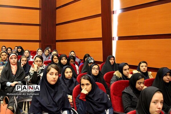 همایش تقدیر از رتبه‌های سه رقمی کنکور97 شهرستان بهارستان