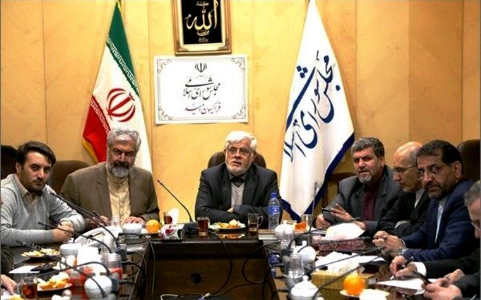 عارف: رئیس جمهوری مانند گذشته از ظریف حمایت کند