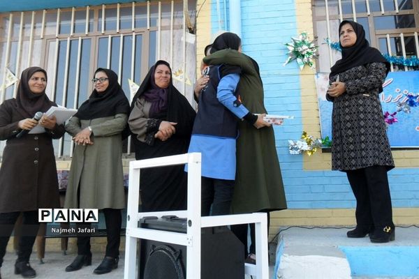 تجلیل از دانش آموزان برتر آموزشگاه شهید انصاری در روز میلاد باسعادت دخت نبی اکرم (ص)