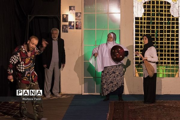 اجرای نمایش همسایه آقا