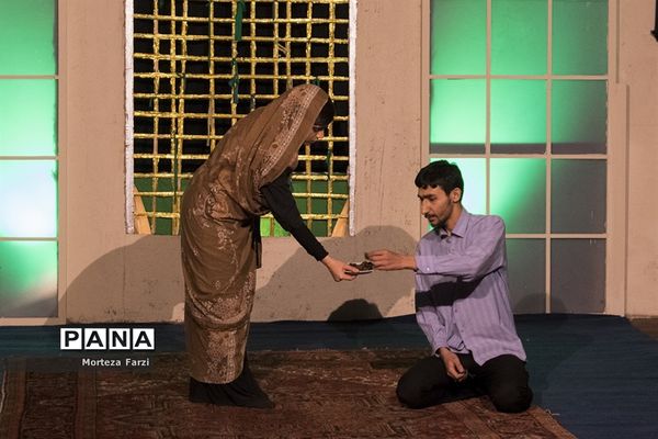 اجرای نمایش همسایه آقا