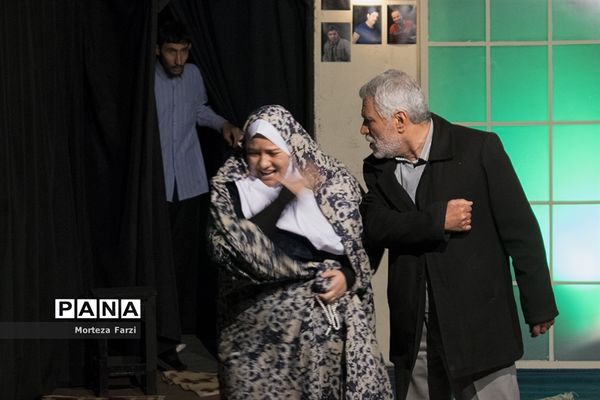 اجرای نمایش همسایه آقا