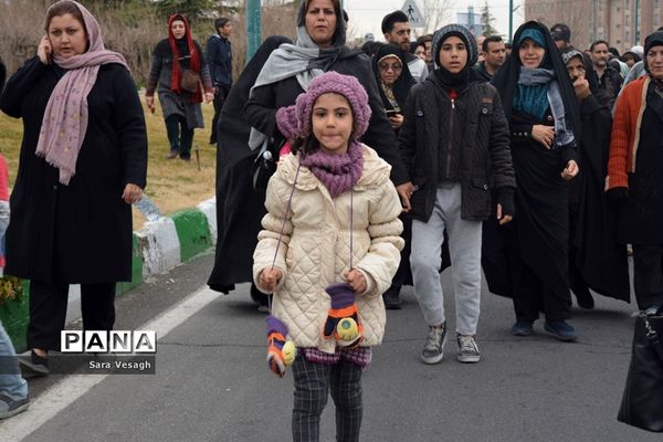 همایش پیاده روی خانوادگی در شهر اندیشه