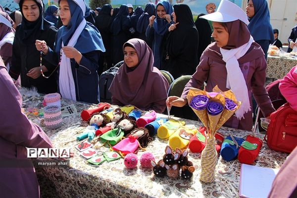 برگزاری جشنواره و بازارچه خلاقیت و هنرهای دستی دانش آموزان یزد