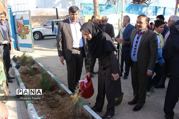 برگزاری آیین روز درختکاری در دبستان شهید رجایی سمنان