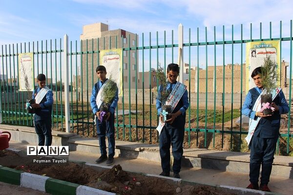برگزاری آیین روز درختکاری در دبستان شهید رجایی سمنان