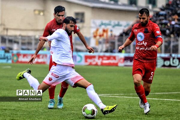 دیدار تیم‌های نساجی و پرسپولیس