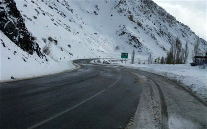 جاده کرج - چالوس در پی بارش برف  لغزنده است