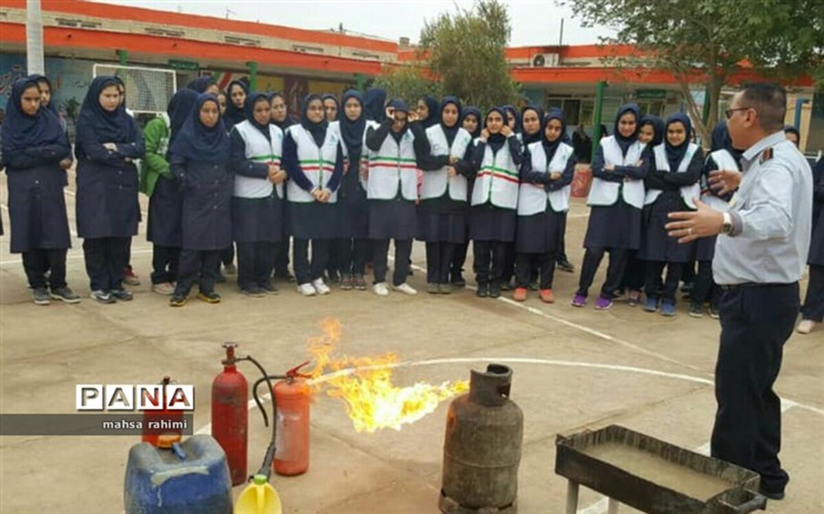 آموزش اطفاء حریق در دبیرستان شاهد ۵ مهر آبادان