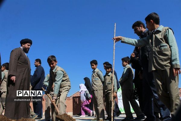 مراسم روز درختکاری با حضور سمن‌های زیست محیطی و اصحاب رسانه