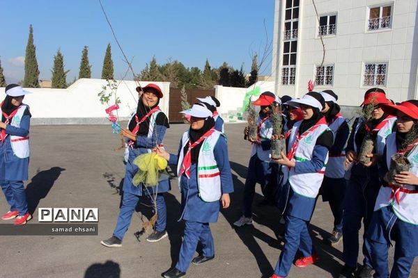 آیین برگزاری جشن تولد زمین (درختکاری) مدرسه مصلی نژاد یاسوج