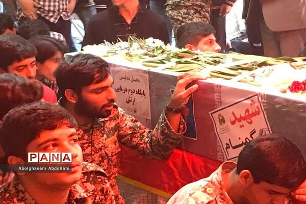 تشییع پیکر شهید گمنام در دبیرستان دکتر شریعتی بوشهر