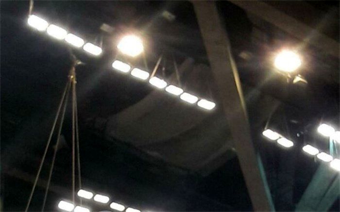 ترمیم سوراخ سقف سالن آزادی با نایلون!