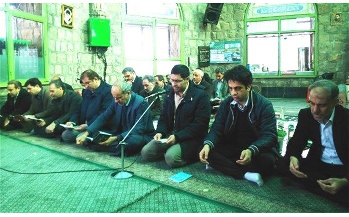 غبار روبی و عطر افشانی مزار شهدای گمنام زنجان و قرائت دعای زیارت عاشورا با حضور کارکنان آموزش و پرورش استان زنجان