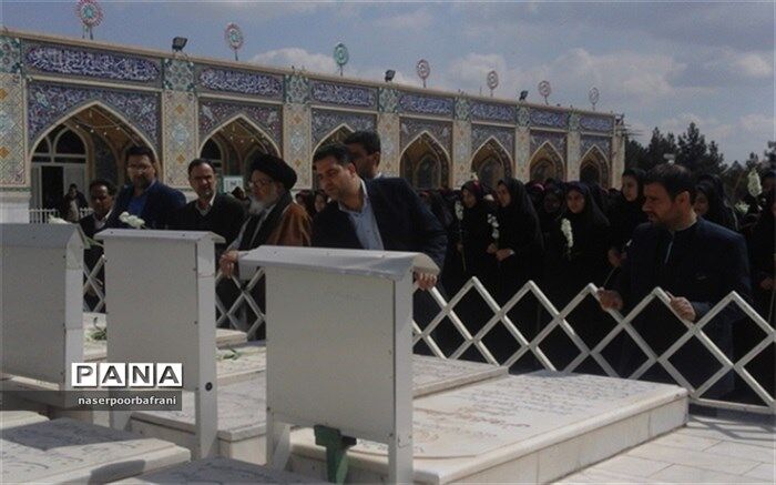 طرح "میعاد با خدا میثاق با شهیدان "در گلزار شهدای نایین برگزار شد