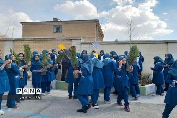 مراسم جشن نیکوکاری و روز درختکاری در دبستان دخترانه شاهد 2 شهرستان ملایر