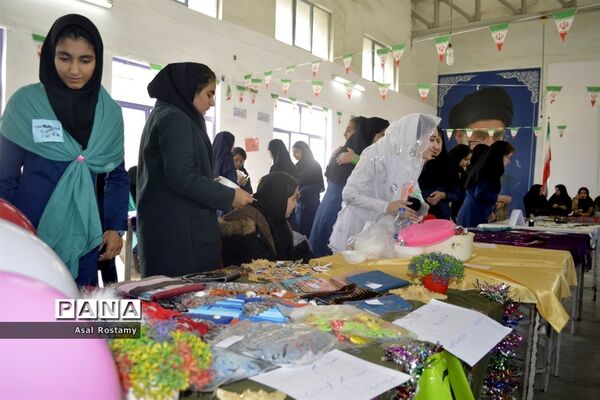 نمایشگاه فن بازار کار و فناوری و دست سازه‌های دانش‌آموزان در بوشهر