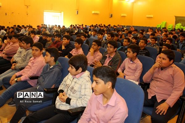 تجلیل از دانش‌آموزان برتر علمی و فرهنگی در بوشهر