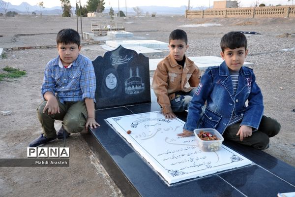 حضور مردم شهرستان خوسف در کنار قبور و مزار شهدا