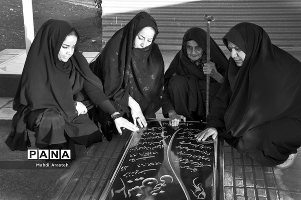 حضور مردم شهرستان خوسف در کنار قبور و مزار شهدا