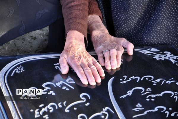 حضور مردم شهرستان خوسف در کنار قبور و مزار شهدا
