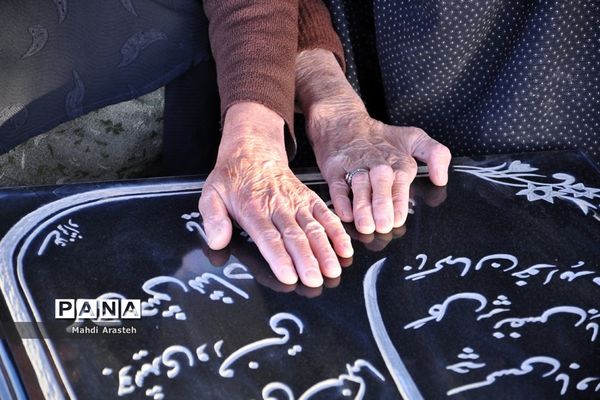 حضور مردم شهرستان خوسف در کنار قبور و مزار شهدا