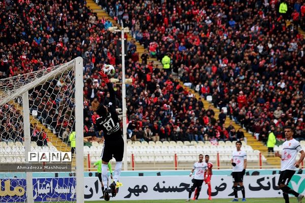 دیدار دو تیم تراکتورسازی تبریز و پدیده مشهد