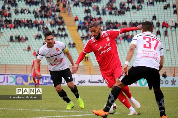 دیدار دو تیم تراکتورسازی تبریز و پدیده مشهد