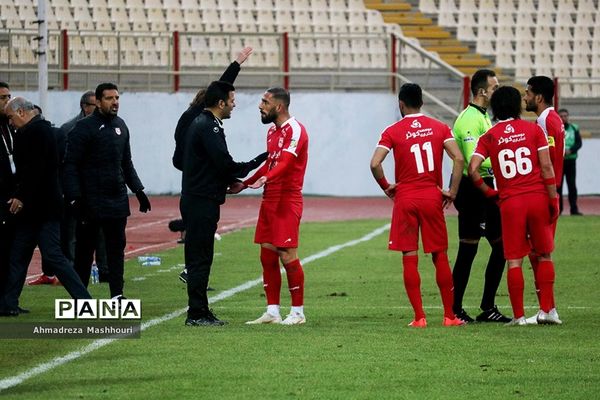 دیدار دو تیم تراکتورسازی تبریز و پدیده مشهد