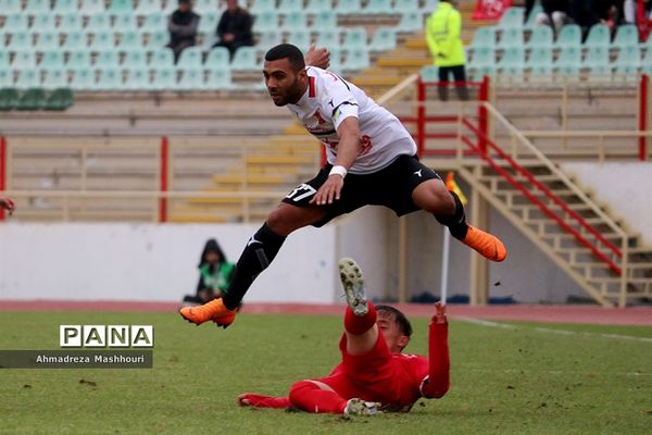 دیدار دو تیم تراکتورسازی تبریز و پدیده مشهد