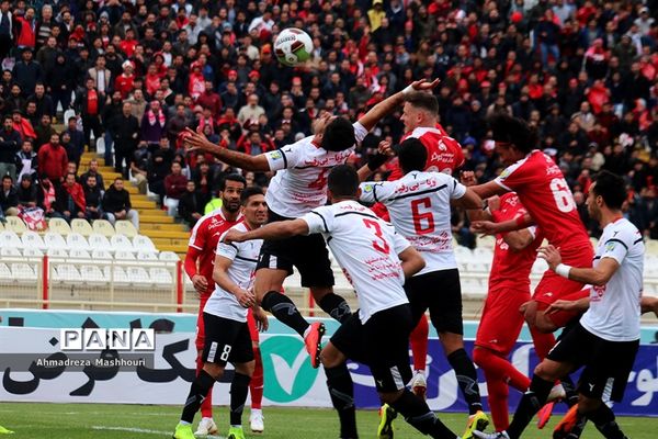 دیدار دو تیم تراکتورسازی تبریز و پدیده مشهد