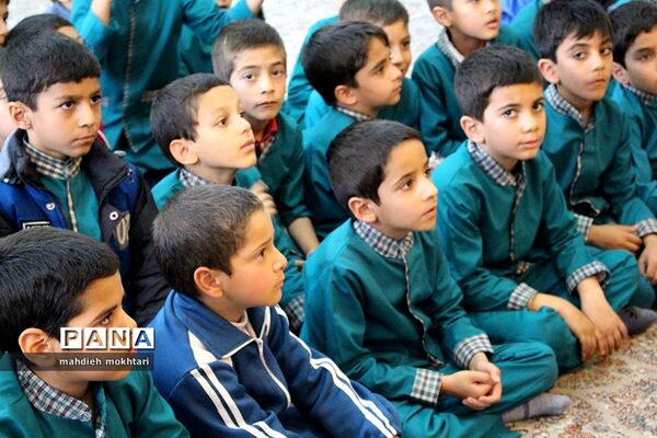 جشنواره سرود در دبستان قرآنی شهید مدرس یزد