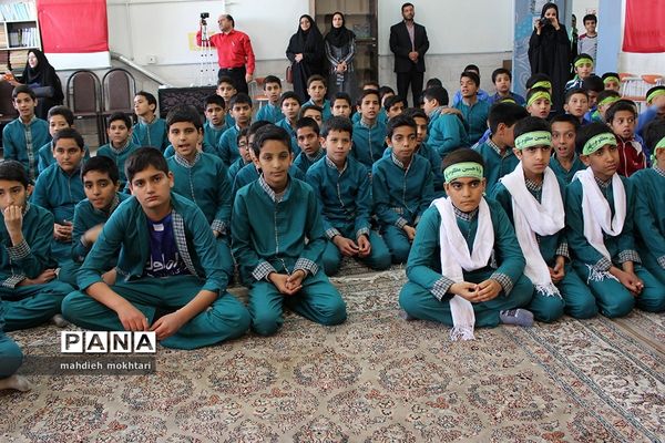 جشنواره سرود در دبستان قرآنی شهید مدرس یزد