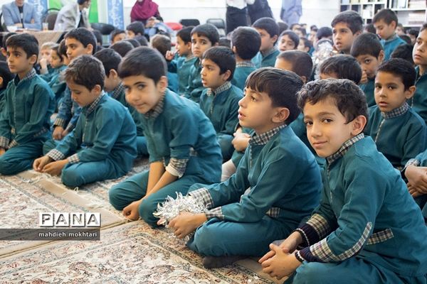 جشنواره سرود در دبستان قرآنی شهید مدرس یزد