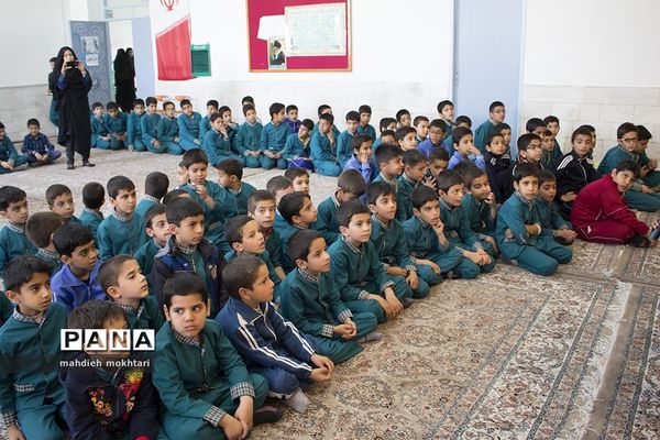 جشنواره سرود در دبستان قرآنی شهید مدرس یزد