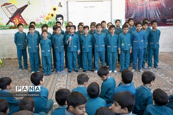 جشنواره سرود در دبستان قرآنی شهید مدرس یزد