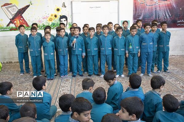 جشنواره سرود در دبستان قرآنی شهید مدرس یزد