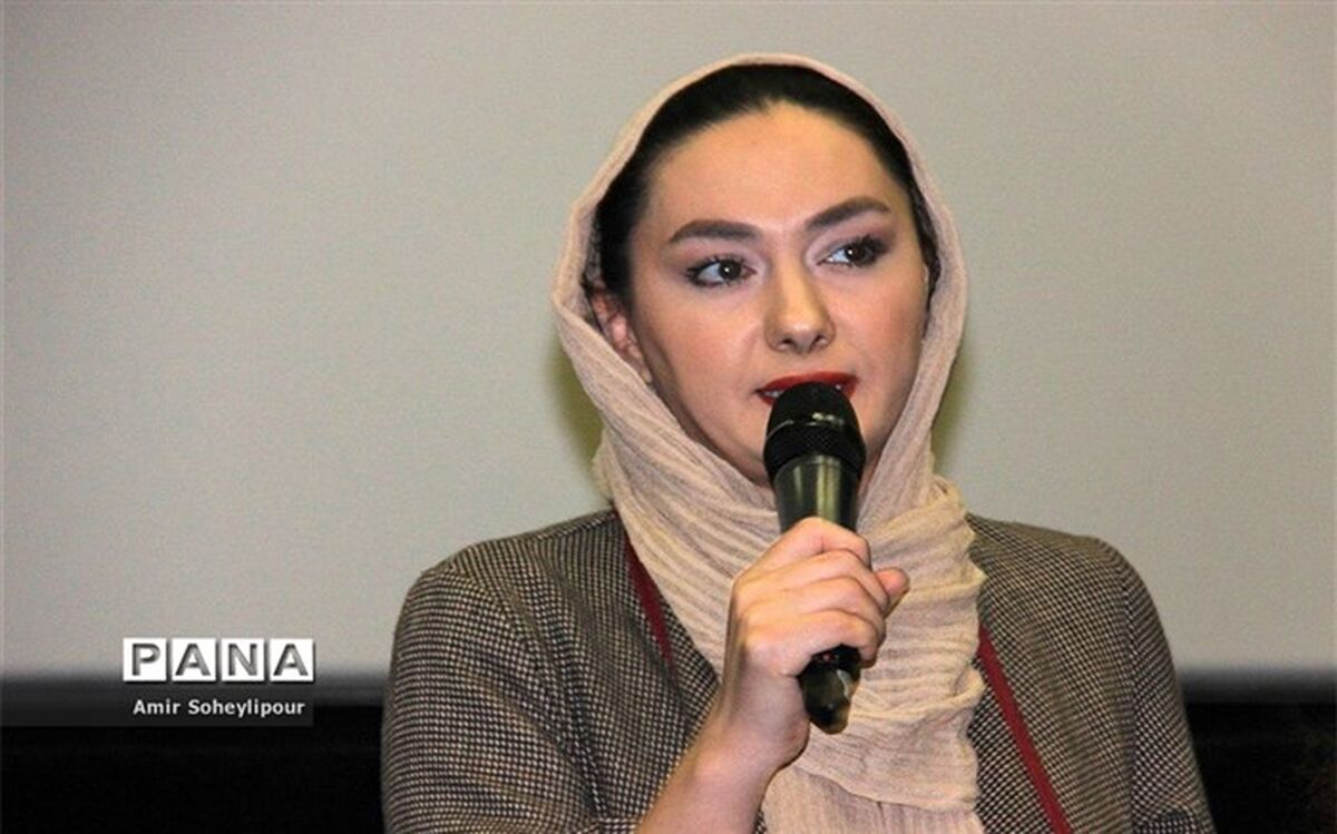 عکس یادگاری هانیه توسلی و تیم اسکواش هنرمندان زن پس از درختکاری