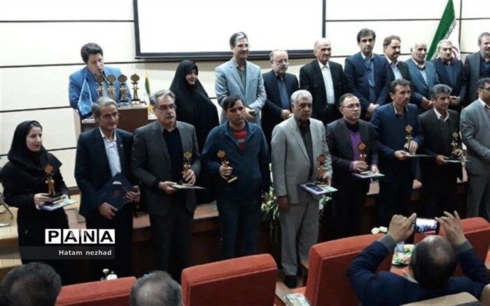 مدیردبیرستان ایراندخت شهرستان بجنورد چهره برتر حوزه کارآفرینی خراسان شمالی شد