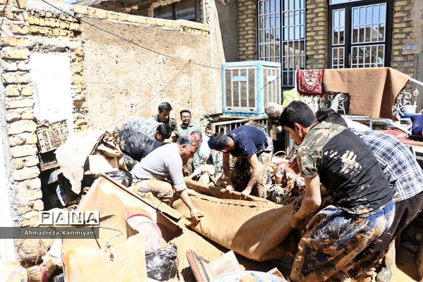 خانه‌تکانی مردم سیل‌زده شیراز در هفتمین روز از نوروز