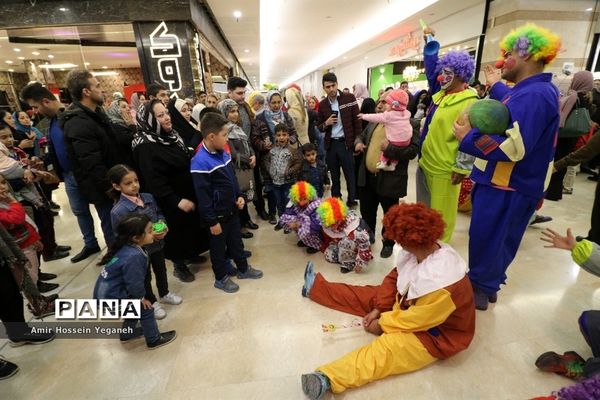 اجرای نمایش شاد دلقک‌ها در مراکز خرید مشهد