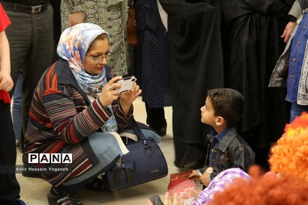 اجرای نمایش شاد دلقک‌ها در مراکز خرید مشهد