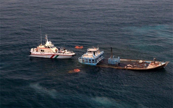 نجات ۶ خدمه لنج باری در نزدیکی بندر دیر