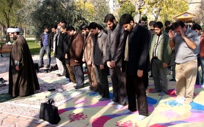 اقامه نماز در تعدادی از بوستانها در فضای باز در روز طبیعت/ اقامه نماز جماعت در بوستان های قم تا ۱۶ فروردین ادامه دارد