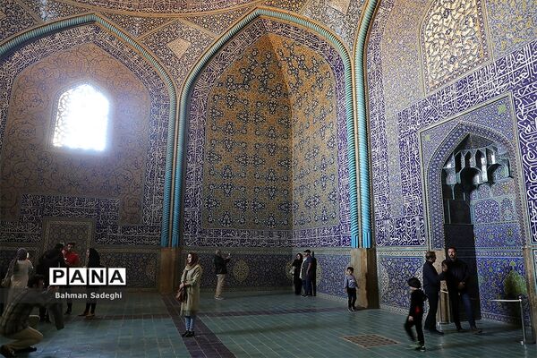 مسجد شیخ لطف‌الله میزبان گردشگران نوروزی