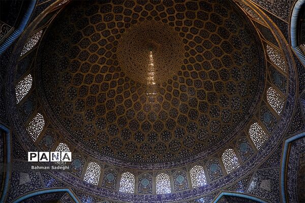 مسجد شیخ لطف‌الله میزبان گردشگران نوروزی